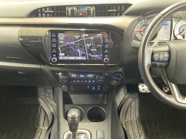 トヨタ ハイラックス Z GRスポーツ 道央・札幌 2023(令5)年 2.4万km アティチュードブラックマイカ ・ワンオーナー/・4WD/・寒冷地仕様/・純正ディスプレイオーディオ/・ナビ/BT/Miracast/・パノラミックビューモニター/・純正エンジンスターター/・プリクラッシュセーフティ/・レーダークルーズコントロール/・レーンディパーチャーアラート/・ロードサインアシスト/・パーキングセンサー/・トノカバー/・パドルシフト/・ワイパーデアイサー/・パワーヒーター/・アイドリングストップ/・横滑り防止/・ハーフレザーシート/・運転席パワーシート/・LEDヘッドライト/・LEDフォグ/・リヤフォグ/・ETC/・プッシュスタート/・スマートキー/・ドアバイザー/・電格ミラー/・ミラーヒーター