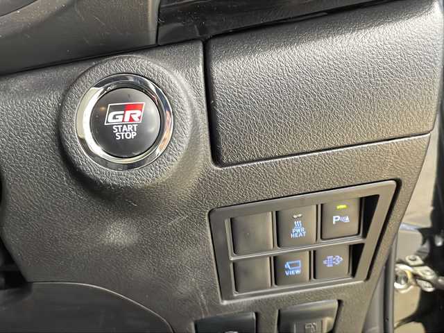 トヨタ ハイラックス Z GRスポーツ 道央・札幌 2023(令5)年 2.4万km アティチュードブラックマイカ ・ワンオーナー/・4WD/・寒冷地仕様/・純正ディスプレイオーディオ/・ナビ/BT/Miracast/・パノラミックビューモニター/・純正エンジンスターター/・プリクラッシュセーフティ/・レーダークルーズコントロール/・レーンディパーチャーアラート/・ロードサインアシスト/・パーキングセンサー/・トノカバー/・パドルシフト/・ワイパーデアイサー/・パワーヒーター/・アイドリングストップ/・横滑り防止/・ハーフレザーシート/・運転席パワーシート/・LEDヘッドライト/・LEDフォグ/・リヤフォグ/・ETC/・プッシュスタート/・スマートキー/・ドアバイザー/・電格ミラー/・ミラーヒーター