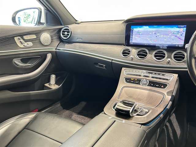 メルセデス・ベンツ Ｅ２２０ｄ SW AVG スポーツ 本革 福岡県 2017(平29)年 4.7万km ダイヤモンドホワイト エアバランスＰＫＧ　/レーダーセーフティーＰＫＧ　/３６０°カメラ　/Ｂｕｒｍｅｓｔｅｒサウンドシステム　/黒革　/ナビ／フルセグ　/ＡＣＣ　/ＢＳＭ　/アンビエントライト　/フットトランクオープナー　/純正１９ＡＷ