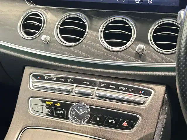 メルセデス・ベンツ Ｅ２２０ｄ SW AVG スポーツ 本革 福岡県 2017(平29)年 4.7万km ダイヤモンドホワイト エアバランスＰＫＧ　/レーダーセーフティーＰＫＧ　/３６０°カメラ　/Ｂｕｒｍｅｓｔｅｒサウンドシステム　/黒革　/ナビ／フルセグ　/ＡＣＣ　/ＢＳＭ　/アンビエントライト　/フットトランクオープナー　/純正１９ＡＷ