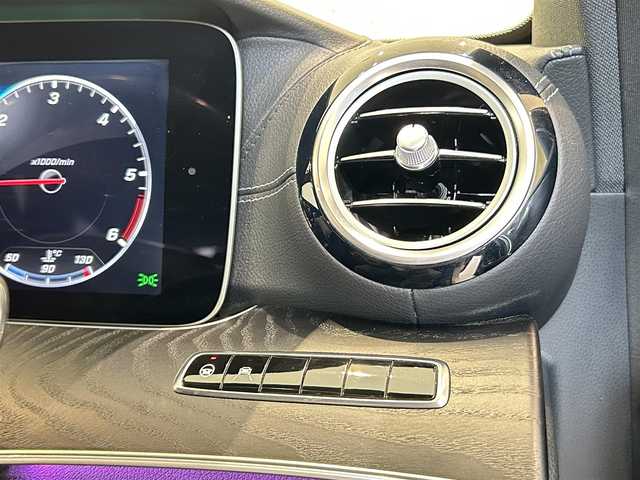 メルセデス・ベンツ Ｅ２２０ｄ SW AVG スポーツ 本革 福岡県 2017(平29)年 4.7万km ダイヤモンドホワイト エアバランスＰＫＧ　/レーダーセーフティーＰＫＧ　/３６０°カメラ　/Ｂｕｒｍｅｓｔｅｒサウンドシステム　/黒革　/ナビ／フルセグ　/ＡＣＣ　/ＢＳＭ　/アンビエントライト　/フットトランクオープナー　/純正１９ＡＷ