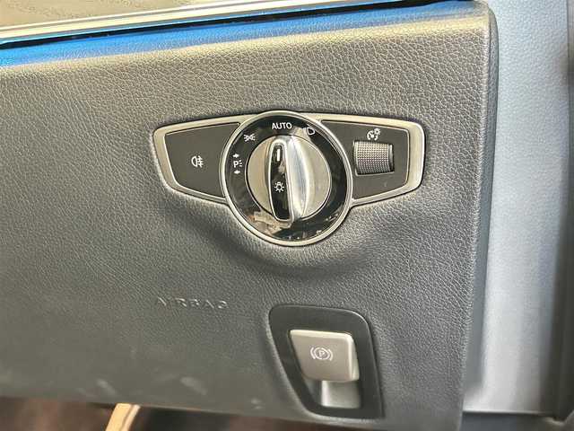 メルセデス・ベンツ Ｅ２２０ｄ SW AVG スポーツ 本革 福岡県 2017(平29)年 4.7万km ダイヤモンドホワイト エアバランスＰＫＧ　/レーダーセーフティーＰＫＧ　/３６０°カメラ　/Ｂｕｒｍｅｓｔｅｒサウンドシステム　/黒革　/ナビ／フルセグ　/ＡＣＣ　/ＢＳＭ　/アンビエントライト　/フットトランクオープナー　/純正１９ＡＷ