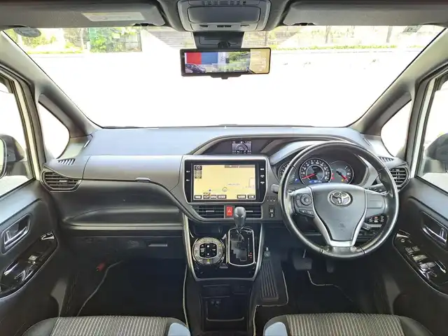 トヨタ ヴォクシー ZS 煌 大阪府 2018(平30)年 4万km ホワイトパールクリスタルシャイン /Toyota Safety Sense C/　・オートマチックハイビーム/　・プリクラッシュセーフティ/　・レーンディパーチャーアラート/　・先行発進告知機能//ワンオーナー//クルーズコントロール//衝突被害軽減システム//純正SDナビ(NSZN-Z66T)//AM・FM・Bluetooth・SD・CD・DVD//フルセグテレビ//TVキャンセラー//バックカメラ//ディーラーオプションデジタルインナーミラー//ビルトインETC//LEDヘッドライト//本革巻ステアリング//アイドリングストップ//ヒルスタートアシストコントロール//ブレーキアシスト//横滑り防止装置//ビークルスタビリティコントロール//緊急ブレーキシグナル//スペアキー//ドアバイザー//ステアリングスイッチ//電動格納ミラー//2.1A充電×2//純正フロアマット//純正16インチアルミホイール//保証書、記録簿、取扱説明書付き