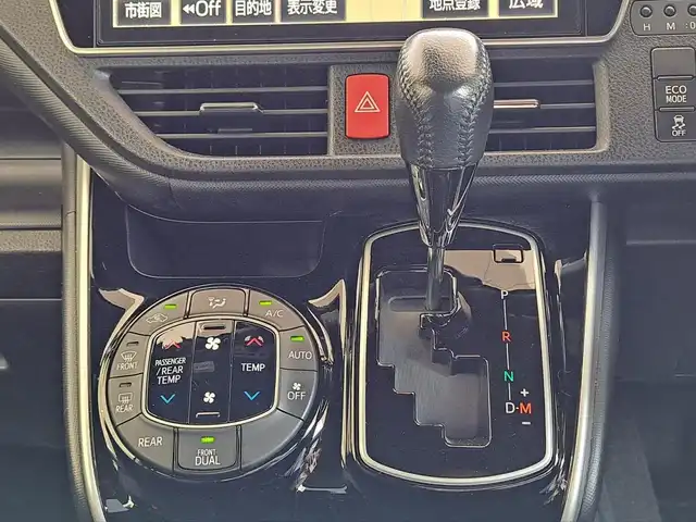 トヨタ ヴォクシー ZS 煌 大阪府 2018(平30)年 4万km ホワイトパールクリスタルシャイン /Toyota Safety Sense C/　・オートマチックハイビーム/　・プリクラッシュセーフティ/　・レーンディパーチャーアラート/　・先行発進告知機能//ワンオーナー//クルーズコントロール//衝突被害軽減システム//純正SDナビ(NSZN-Z66T)//AM・FM・Bluetooth・SD・CD・DVD//フルセグテレビ//TVキャンセラー//バックカメラ//ディーラーオプションデジタルインナーミラー//ビルトインETC//LEDヘッドライト//本革巻ステアリング//アイドリングストップ//ヒルスタートアシストコントロール//ブレーキアシスト//横滑り防止装置//ビークルスタビリティコントロール//緊急ブレーキシグナル//スペアキー//ドアバイザー//ステアリングスイッチ//電動格納ミラー//2.1A充電×2//純正フロアマット//純正16インチアルミホイール//保証書、記録簿、取扱説明書付き