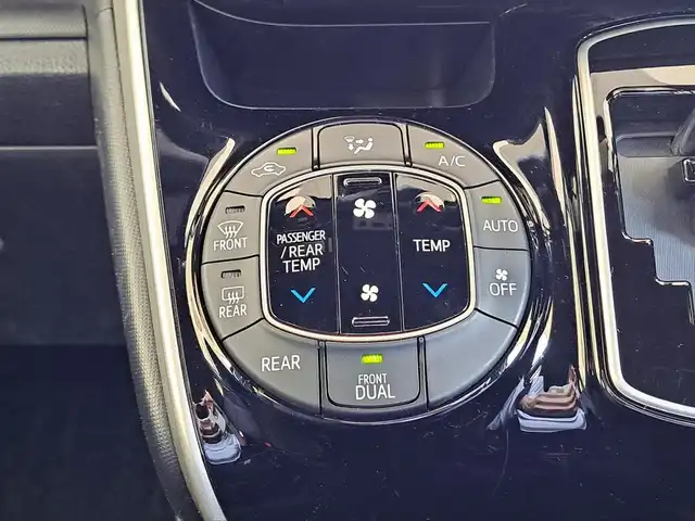 トヨタ ヴォクシー ZS 煌 大阪府 2018(平30)年 4万km ホワイトパールクリスタルシャイン /Toyota Safety Sense C/　・オートマチックハイビーム/　・プリクラッシュセーフティ/　・レーンディパーチャーアラート/　・先行発進告知機能//ワンオーナー//クルーズコントロール//衝突被害軽減システム//純正SDナビ(NSZN-Z66T)//AM・FM・Bluetooth・SD・CD・DVD//フルセグテレビ//TVキャンセラー//バックカメラ//ディーラーオプションデジタルインナーミラー//ビルトインETC//LEDヘッドライト//本革巻ステアリング//アイドリングストップ//ヒルスタートアシストコントロール//ブレーキアシスト//横滑り防止装置//ビークルスタビリティコントロール//緊急ブレーキシグナル//スペアキー//ドアバイザー//ステアリングスイッチ//電動格納ミラー//2.1A充電×2//純正フロアマット//純正16インチアルミホイール//保証書、記録簿、取扱説明書付き