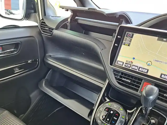 トヨタ ヴォクシー ZS 煌 大阪府 2018(平30)年 4万km ホワイトパールクリスタルシャイン /Toyota Safety Sense C/　・オートマチックハイビーム/　・プリクラッシュセーフティ/　・レーンディパーチャーアラート/　・先行発進告知機能//ワンオーナー//クルーズコントロール//衝突被害軽減システム//純正SDナビ(NSZN-Z66T)//AM・FM・Bluetooth・SD・CD・DVD//フルセグテレビ//TVキャンセラー//バックカメラ//ディーラーオプションデジタルインナーミラー//ビルトインETC//LEDヘッドライト//本革巻ステアリング//アイドリングストップ//ヒルスタートアシストコントロール//ブレーキアシスト//横滑り防止装置//ビークルスタビリティコントロール//緊急ブレーキシグナル//スペアキー//ドアバイザー//ステアリングスイッチ//電動格納ミラー//2.1A充電×2//純正フロアマット//純正16インチアルミホイール//保証書、記録簿、取扱説明書付き