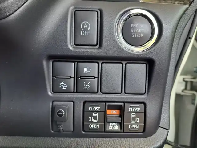 トヨタ ヴォクシー ZS 煌 大阪府 2018(平30)年 4万km ホワイトパールクリスタルシャイン /Toyota Safety Sense C/　・オートマチックハイビーム/　・プリクラッシュセーフティ/　・レーンディパーチャーアラート/　・先行発進告知機能//ワンオーナー//クルーズコントロール//衝突被害軽減システム//純正SDナビ(NSZN-Z66T)//AM・FM・Bluetooth・SD・CD・DVD//フルセグテレビ//TVキャンセラー//バックカメラ//ディーラーオプションデジタルインナーミラー//ビルトインETC//LEDヘッドライト//本革巻ステアリング//アイドリングストップ//ヒルスタートアシストコントロール//ブレーキアシスト//横滑り防止装置//ビークルスタビリティコントロール//緊急ブレーキシグナル//スペアキー//ドアバイザー//ステアリングスイッチ//電動格納ミラー//2.1A充電×2//純正フロアマット//純正16インチアルミホイール//保証書、記録簿、取扱説明書付き