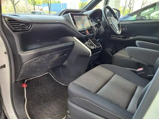 トヨタ ヴォクシー ZS 煌 大阪府 2018(平30)年 4万km ホワイトパールクリスタルシャイン /Toyota Safety Sense C/　・オートマチックハイビーム/　・プリクラッシュセーフティ/　・レーンディパーチャーアラート/　・先行発進告知機能//ワンオーナー//クルーズコントロール//衝突被害軽減システム//純正SDナビ(NSZN-Z66T)//AM・FM・Bluetooth・SD・CD・DVD//フルセグテレビ//TVキャンセラー//バックカメラ//ディーラーオプションデジタルインナーミラー//ビルトインETC//LEDヘッドライト//本革巻ステアリング//アイドリングストップ//ヒルスタートアシストコントロール//ブレーキアシスト//横滑り防止装置//ビークルスタビリティコントロール//緊急ブレーキシグナル//スペアキー//ドアバイザー//ステアリングスイッチ//電動格納ミラー//2.1A充電×2//純正フロアマット//純正16インチアルミホイール//保証書、記録簿、取扱説明書付き