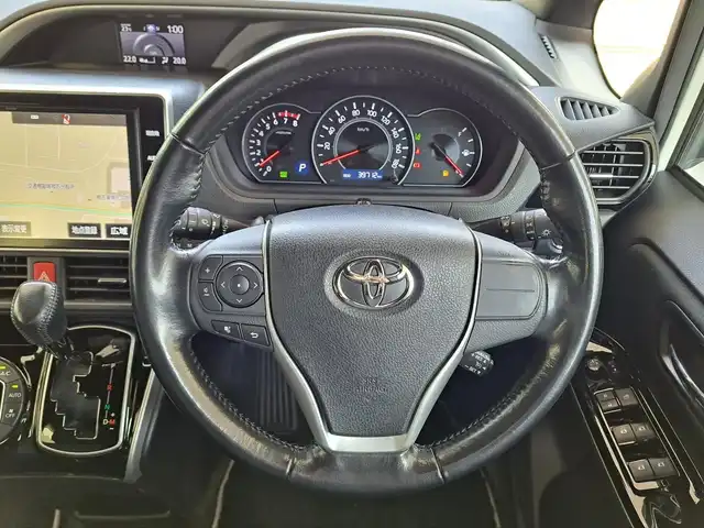 トヨタ ヴォクシー ZS 煌 大阪府 2018(平30)年 4万km ホワイトパールクリスタルシャイン /Toyota Safety Sense C/　・オートマチックハイビーム/　・プリクラッシュセーフティ/　・レーンディパーチャーアラート/　・先行発進告知機能//ワンオーナー//クルーズコントロール//衝突被害軽減システム//純正SDナビ(NSZN-Z66T)//AM・FM・Bluetooth・SD・CD・DVD//フルセグテレビ//TVキャンセラー//バックカメラ//ディーラーオプションデジタルインナーミラー//ビルトインETC//LEDヘッドライト//本革巻ステアリング//アイドリングストップ//ヒルスタートアシストコントロール//ブレーキアシスト//横滑り防止装置//ビークルスタビリティコントロール//緊急ブレーキシグナル//スペアキー//ドアバイザー//ステアリングスイッチ//電動格納ミラー//2.1A充電×2//純正フロアマット//純正16インチアルミホイール//保証書、記録簿、取扱説明書付き
