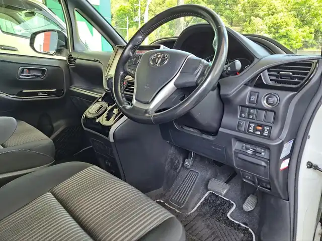 トヨタ ヴォクシー ZS 煌 大阪府 2018(平30)年 4万km ホワイトパールクリスタルシャイン /Toyota Safety Sense C/　・オートマチックハイビーム/　・プリクラッシュセーフティ/　・レーンディパーチャーアラート/　・先行発進告知機能//ワンオーナー//クルーズコントロール//衝突被害軽減システム//純正SDナビ(NSZN-Z66T)//AM・FM・Bluetooth・SD・CD・DVD//フルセグテレビ//TVキャンセラー//バックカメラ//ディーラーオプションデジタルインナーミラー//ビルトインETC//LEDヘッドライト//本革巻ステアリング//アイドリングストップ//ヒルスタートアシストコントロール//ブレーキアシスト//横滑り防止装置//ビークルスタビリティコントロール//緊急ブレーキシグナル//スペアキー//ドアバイザー//ステアリングスイッチ//電動格納ミラー//2.1A充電×2//純正フロアマット//純正16インチアルミホイール//保証書、記録簿、取扱説明書付き