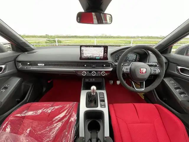 ホンダ シビック タイプR 佐賀県 2025(令7)年 0.1万km未満 フレームレッド 登録時走行距離5km/登録済未使用車/Honda CONNECT9インチディスプレイ/・フルセグTV/Bluetooth/AppleCarPlay/・ETC2.0車載器〈ナビゲーション連動〉/・TYPE R専用データロガー Honda LogR/TYPE R専用10.2インチデジタルグラフィックメーター＋LEDレブインジケーター/フルLEDヘッドライト〈デイタイムランニングランプ付〉/（オートレベリング/オートライトコントロール機構付）/Honda SENSING/ドライブモードスイッチ/・INDIVIDUALモード/・SPORTモード/・COMFORTモード/＋Rモードスイッチ/レブマッチシステム/Honda TYPE Rシート〈ラックススェード(R)〉/TYPE R専用ステアリングホイール/ステンレス製スポーツペダル/シリアルナンバー入りアルミ製エンブレム/TYPE R専用エアロダイナミクス/カラードバンパー/TYPE R専用リアスポイラー＋アルミダイキャストステー/アダプティブ・ダンパー・システム/TYPE R専用サスペンション/Brembo社製フロント大径ベンチレーテッド2ピースディスクブレーキ/Brembo社製フロントアルミ対向4ポットキャリパー/新車保証書&取扱説明書/スペアキー1本