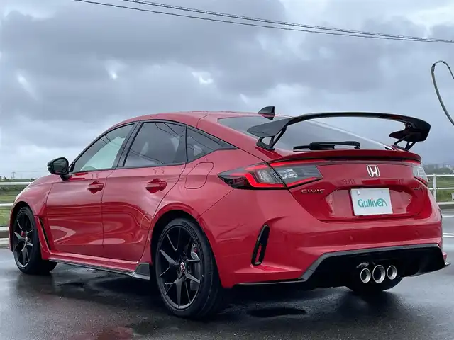ホンダ シビック タイプR 佐賀県 2025(令7)年 0.1万km未満 フレームレッド 登録時走行距離5km/登録済未使用車/Honda CONNECT9インチディスプレイ/・フルセグTV/Bluetooth/AppleCarPlay/・ETC2.0車載器〈ナビゲーション連動〉/・TYPE R専用データロガー Honda LogR/TYPE R専用10.2インチデジタルグラフィックメーター＋LEDレブインジケーター/フルLEDヘッドライト〈デイタイムランニングランプ付〉/（オートレベリング/オートライトコントロール機構付）/Honda SENSING/ドライブモードスイッチ/・INDIVIDUALモード/・SPORTモード/・COMFORTモード/＋Rモードスイッチ/レブマッチシステム/Honda TYPE Rシート〈ラックススェード(R)〉/TYPE R専用ステアリングホイール/ステンレス製スポーツペダル/シリアルナンバー入りアルミ製エンブレム/TYPE R専用エアロダイナミクス/カラードバンパー/TYPE R専用リアスポイラー＋アルミダイキャストステー/アダプティブ・ダンパー・システム/TYPE R専用サスペンション/Brembo社製フロント大径ベンチレーテッド2ピースディスクブレーキ/Brembo社製フロントアルミ対向4ポットキャリパー/新車保証書&取扱説明書/スペアキー1本