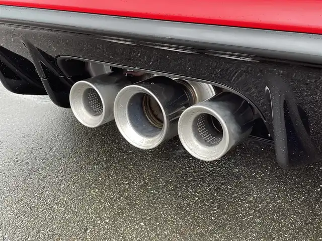 ホンダ シビック タイプR 佐賀県 2025(令7)年 0.1万km未満 フレームレッド 登録時走行距離5km/登録済未使用車/Honda CONNECT9インチディスプレイ/・フルセグTV/Bluetooth/AppleCarPlay/・ETC2.0車載器〈ナビゲーション連動〉/・TYPE R専用データロガー Honda LogR/TYPE R専用10.2インチデジタルグラフィックメーター＋LEDレブインジケーター/フルLEDヘッドライト〈デイタイムランニングランプ付〉/（オートレベリング/オートライトコントロール機構付）/Honda SENSING/ドライブモードスイッチ/・INDIVIDUALモード/・SPORTモード/・COMFORTモード/＋Rモードスイッチ/レブマッチシステム/Honda TYPE Rシート〈ラックススェード(R)〉/TYPE R専用ステアリングホイール/ステンレス製スポーツペダル/シリアルナンバー入りアルミ製エンブレム/TYPE R専用エアロダイナミクス/カラードバンパー/TYPE R専用リアスポイラー＋アルミダイキャストステー/アダプティブ・ダンパー・システム/TYPE R専用サスペンション/Brembo社製フロント大径ベンチレーテッド2ピースディスクブレーキ/Brembo社製フロントアルミ対向4ポットキャリパー/新車保証書&取扱説明書/スペアキー1本