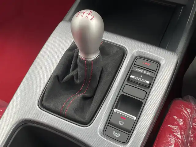 ホンダ シビック タイプR 佐賀県 2025(令7)年 0.1万km未満 フレームレッド 登録時走行距離5km/登録済未使用車/Honda CONNECT9インチディスプレイ/・フルセグTV/Bluetooth/AppleCarPlay/・ETC2.0車載器〈ナビゲーション連動〉/・TYPE R専用データロガー Honda LogR/TYPE R専用10.2インチデジタルグラフィックメーター＋LEDレブインジケーター/フルLEDヘッドライト〈デイタイムランニングランプ付〉/（オートレベリング/オートライトコントロール機構付）/Honda SENSING/ドライブモードスイッチ/・INDIVIDUALモード/・SPORTモード/・COMFORTモード/＋Rモードスイッチ/レブマッチシステム/Honda TYPE Rシート〈ラックススェード(R)〉/TYPE R専用ステアリングホイール/ステンレス製スポーツペダル/シリアルナンバー入りアルミ製エンブレム/TYPE R専用エアロダイナミクス/カラードバンパー/TYPE R専用リアスポイラー＋アルミダイキャストステー/アダプティブ・ダンパー・システム/TYPE R専用サスペンション/Brembo社製フロント大径ベンチレーテッド2ピースディスクブレーキ/Brembo社製フロントアルミ対向4ポットキャリパー/新車保証書&取扱説明書/スペアキー1本