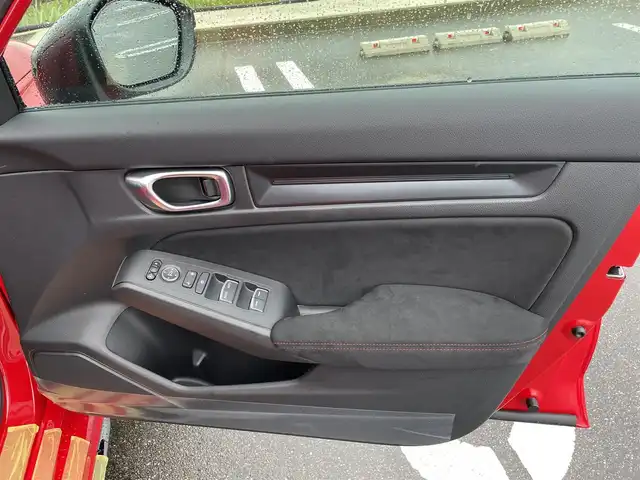 ホンダ シビック タイプR 佐賀県 2025(令7)年 0.1万km未満 フレームレッド 登録時走行距離5km/登録済未使用車/Honda CONNECT9インチディスプレイ/・フルセグTV/Bluetooth/AppleCarPlay/・ETC2.0車載器〈ナビゲーション連動〉/・TYPE R専用データロガー Honda LogR/TYPE R専用10.2インチデジタルグラフィックメーター＋LEDレブインジケーター/フルLEDヘッドライト〈デイタイムランニングランプ付〉/（オートレベリング/オートライトコントロール機構付）/Honda SENSING/ドライブモードスイッチ/・INDIVIDUALモード/・SPORTモード/・COMFORTモード/＋Rモードスイッチ/レブマッチシステム/Honda TYPE Rシート〈ラックススェード(R)〉/TYPE R専用ステアリングホイール/ステンレス製スポーツペダル/シリアルナンバー入りアルミ製エンブレム/TYPE R専用エアロダイナミクス/カラードバンパー/TYPE R専用リアスポイラー＋アルミダイキャストステー/アダプティブ・ダンパー・システム/TYPE R専用サスペンション/Brembo社製フロント大径ベンチレーテッド2ピースディスクブレーキ/Brembo社製フロントアルミ対向4ポットキャリパー/新車保証書&取扱説明書/スペアキー1本