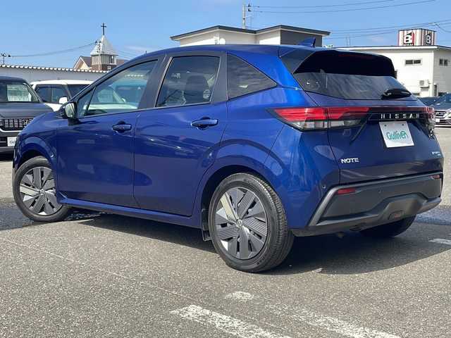 日産 ノート X FOUR 秋田県 2022(令4)年 9.3万km オーロラフレアブルーパール 純正ナビ/純正Bluetooth/フルセグ/全方位カメラ/ETC2.0/４WD/前後コーナーセンサー/前席シートヒーター/ステアリングヒーター