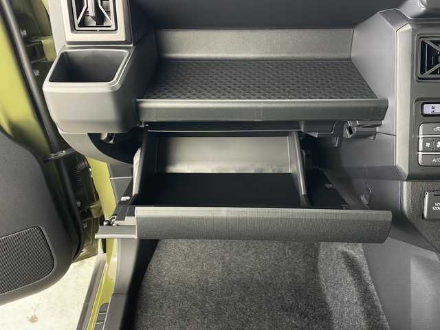 ダイハツ タフト G クロムベンチャー 秋田県 2024(令6)年 0.1千km フォレストカーキメタリック 4WD/スマートアシスト　/ガラスルーフ　/レーンキープアシスト　/クリアランスソナー　/横滑り防止装置　/アイドリングストップ　/前席シートヒーター　/プッシュスタート　/スペアキー　/ＬＥＤヘッドライト　/オートライト/オートマチックハイビーム/純正アルミホイール