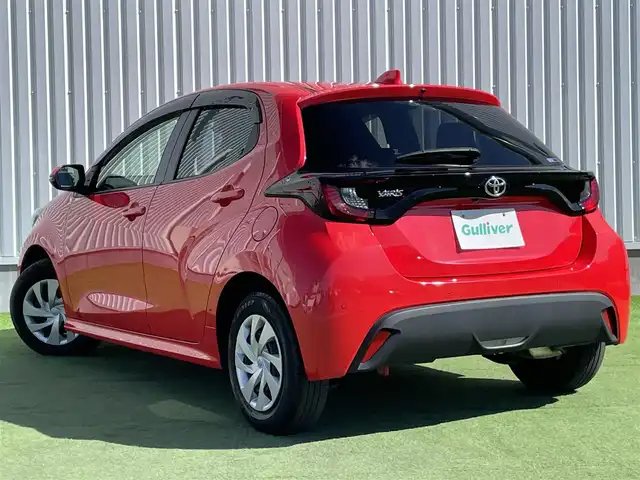 トヨタ ヤリス X 香川県 2021(令3)年 1.7万km コーラルクリスタルシャイン 純正7インチディスプレイオーディオ/→Bluetooth/Mira Cast/USB/AM/FM/純正CD/DVDデッキ/バックカメラ/Toyota Sefety Sense/・プリクラッシュセーフティ/・レーントレーシングアシスト/・オートマチックハイビーム/・ロードサインアシスト/・パーキングサポートブレーキ/前後コーナーセンサー/純正フロアマット/ステアリングリモコン/プッシュスタート/スマートキー/盗難防止装置