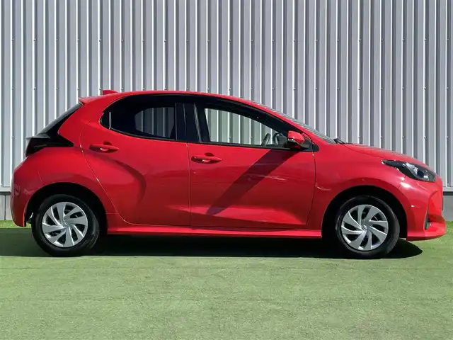 トヨタ ヤリス X 香川県 2021(令3)年 1.7万km コーラルクリスタルシャイン 純正7インチディスプレイオーディオ/→Bluetooth/Mira Cast/USB/AM/FM/純正CD/DVDデッキ/バックカメラ/Toyota Sefety Sense/・プリクラッシュセーフティ/・レーントレーシングアシスト/・オートマチックハイビーム/・ロードサインアシスト/・パーキングサポートブレーキ/前後コーナーセンサー/純正フロアマット/ステアリングリモコン/プッシュスタート/スマートキー/盗難防止装置