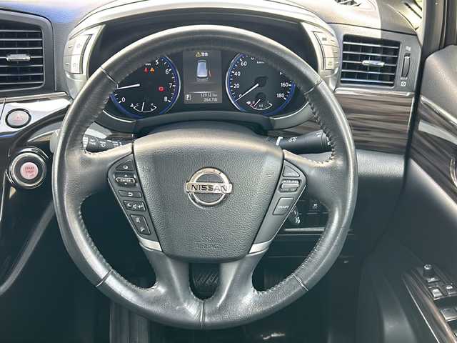 日産 エルグランド 250ハイウェイスター 埼玉県 2015(平27)年 13万km ブリリアントホワイトパール (株)IDOMが運営する【じしゃロン熊谷店】の自社ローン専用車両になりますこちらは現金またはオートローンご利用時の価格です。自社ローンご希望の方は別途その旨お申付け下さい/純正ナビ　/（フルセグTV/Bluetooth/CD/DVD/AM/FM）/ETC/全方位カメラ/クルーズコントロール/クリアランスソナー/両側パワースライドドア/オートヘッドライト/オットマン/１００V充電/ステアリングリモコン/スマートキースペア×１/プッシュスタート/フロアマット/ウインカーミラー/純正ドアバイザー/ダブル・サイドエアバッグ
