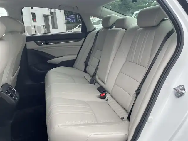 ホンダ アコード EX 東京都 2021(令3)年 0.2万km プラチナホワイトパール Honda SENSING/・衝突軽減ブレーキ/・誤発進抑制機能/・後方誤発進抑制機能/・近距離衝突軽減ブレーキ/・歩行者事故低減ステアリング/・路外逸脱抑制機能/・アダプティブクルーズコントロール/・車線維持支援システム/・トラフィックジャムアシスト/・先行車発進お知らせ機能/・標識認識機能/・オートハイビーム/・アダプティブドライビングビーム/・パーキングセンサーシステム/・急アクセル抑制機能/・ブラインドスポットインフォメーション/・後退出庫サポート/・Honda パーキングパイロット/・ドライバー注意力モニター/ヘッドアップディスプレー/サンルーフ/Hondaインターナビ/・ワンセグTV/Bluetooth/apple car play/android auto/前後ドライブレコーダー（ZDR‐025）/moduloエアロ/シートヒーター/オートエアコン/ワイヤレス充電器/取扱説明書/保証書