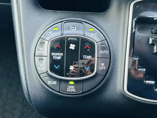 トヨタ ヴォクシー ZS 煌 岡山県 2015(平27)年 14.2万km ブラッキッシュアゲハガラスフレーク (株)IDOMが運営する【じしゃロン岡山店】の自社ローン対象車両になります。こちらは現金ご利用時の価格です。自社ローンご希望の方は別途その旨お申付け下さい。/・純正ナビゲーション/・バックカメラ/・両側電動スライドドア/・ドラレコ/・ＥＴＣ/・コーナーセンサー