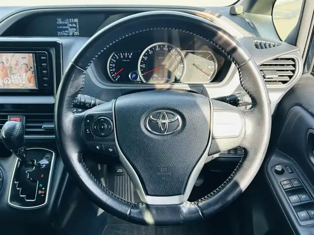 トヨタ ヴォクシー ZS 煌 岡山県 2015(平27)年 14.2万km ブラッキッシュアゲハガラスフレーク (株)IDOMが運営する【じしゃロン岡山店】の自社ローン対象車両になります。こちらは現金ご利用時の価格です。自社ローンご希望の方は別途その旨お申付け下さい。/・純正ナビゲーション/・バックカメラ/・両側電動スライドドア/・ドラレコ/・ＥＴＣ/・コーナーセンサー