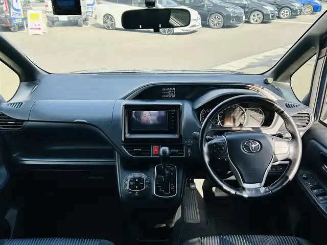 トヨタ ヴォクシー ZS 煌 岡山県 2015(平27)年 14.2万km ブラッキッシュアゲハガラスフレーク (株)IDOMが運営する【じしゃロン岡山店】の自社ローン対象車両になります。こちらは現金ご利用時の価格です。自社ローンご希望の方は別途その旨お申付け下さい。/・純正ナビゲーション/・バックカメラ/・両側電動スライドドア/・ドラレコ/・ＥＴＣ/・コーナーセンサー