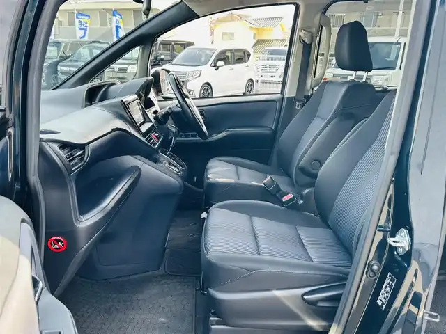 トヨタ ヴォクシー ZS 煌 岡山県 2015(平27)年 14.2万km ブラッキッシュアゲハガラスフレーク (株)IDOMが運営する【じしゃロン岡山店】の自社ローン対象車両になります。こちらは現金ご利用時の価格です。自社ローンご希望の方は別途その旨お申付け下さい。/・純正ナビゲーション/・バックカメラ/・両側電動スライドドア/・ドラレコ/・ＥＴＣ/・コーナーセンサー