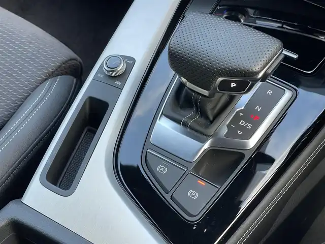 アウディ Ａ４ アバント 40TDIクワトロ Sライン 山梨県 2022(令4)年 3万km パール SラインPパッケージ/マトリクスLED/全周囲C/純正MMI　/カープレイ/バーチャルC/マイルドHV/ACC/LKA/BSA/パイロットA/黒半革/シートH/電動リアG/Aハイビーム/Pシート/フルセグ