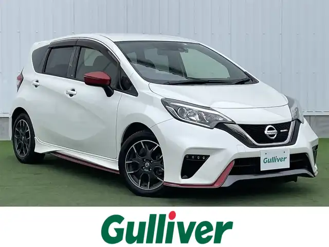 日産 ノート ニスモ 香川県 2018(平30)年 6.7万km ブリリアントホワイトパール nismoロゴ入りブラックスエード調スポーツシート/社外ナビ（AVIC-RW900）/　CD/DVD/Bluetooth/フルセグ/バックカメラ/ナビ連動ドラレコ（前方）/純正アルミホイール/レーンキープアシスト/エマージェンシーブレーキ/レベライザー/リアフォグ