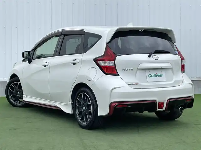 日産 ノート ニスモ 香川県 2018(平30)年 6.7万km ブリリアントホワイトパール nismoロゴ入りブラックスエード調スポーツシート/社外ナビ（AVIC-RW900）/　CD/DVD/Bluetooth/フルセグ/バックカメラ/ナビ連動ドラレコ（前方）/純正アルミホイール/レーンキープアシスト/エマージェンシーブレーキ/レベライザー/リアフォグ