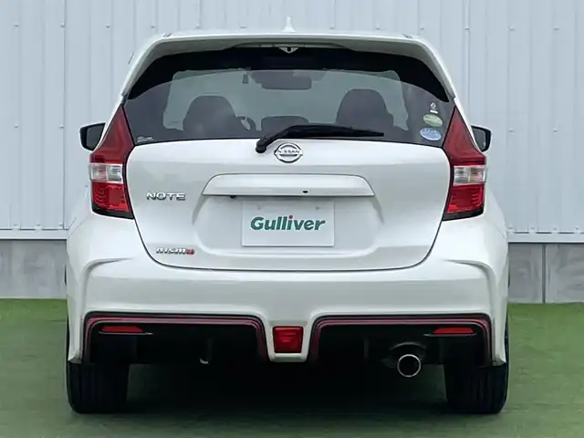 日産 ノート ニスモ 香川県 2018(平30)年 6.7万km ブリリアントホワイトパール nismoロゴ入りブラックスエード調スポーツシート/社外ナビ（AVIC-RW900）/　CD/DVD/Bluetooth/フルセグ/バックカメラ/ナビ連動ドラレコ（前方）/純正アルミホイール/レーンキープアシスト/エマージェンシーブレーキ/レベライザー/リアフォグ