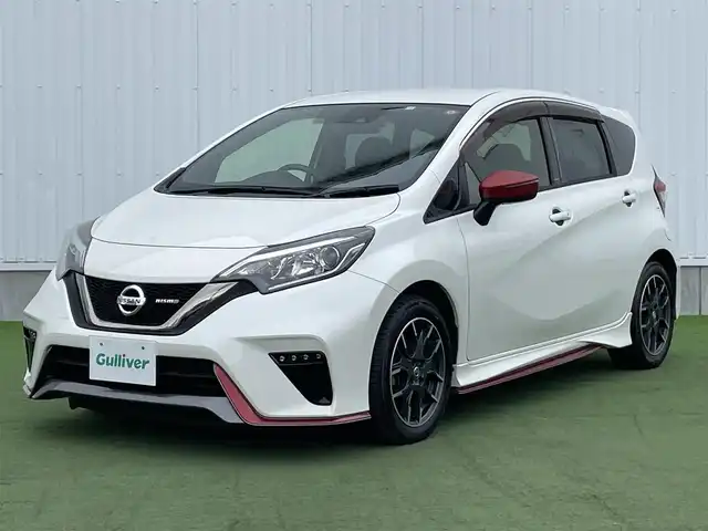 日産 ノート ニスモ 香川県 2018(平30)年 6.7万km ブリリアントホワイトパール nismoロゴ入りブラックスエード調スポーツシート/社外ナビ（AVIC-RW900）/　CD/DVD/Bluetooth/フルセグ/バックカメラ/ナビ連動ドラレコ（前方）/純正アルミホイール/レーンキープアシスト/エマージェンシーブレーキ/レベライザー/リアフォグ