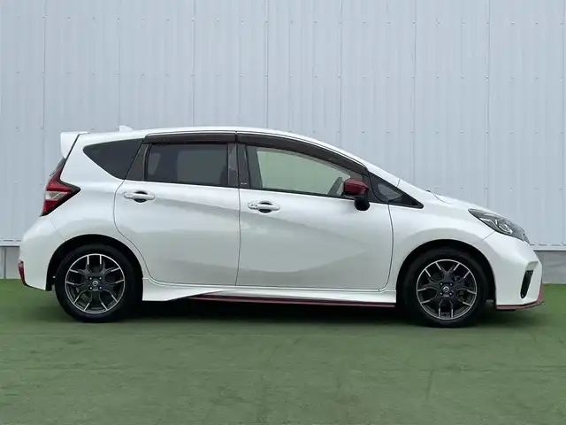 日産 ノート ニスモ 香川県 2018(平30)年 6.7万km ブリリアントホワイトパール nismoロゴ入りブラックスエード調スポーツシート/社外ナビ（AVIC-RW900）/　CD/DVD/Bluetooth/フルセグ/バックカメラ/ナビ連動ドラレコ（前方）/純正アルミホイール/レーンキープアシスト/エマージェンシーブレーキ/レベライザー/リアフォグ