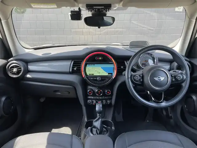 ＭＩＮＩ ミニ クーパー D 三重県 2017(平29)年 5.7万km ペッパー・ホワイト インテリジェントセーフティ/HUD/ACC/ドライブレコーダー前後/純正ナビ/Bカメラ/BT/USB/ブラックルーフ/純正15インチAW/コンフォートアクセス/マルチファンクションステアリング