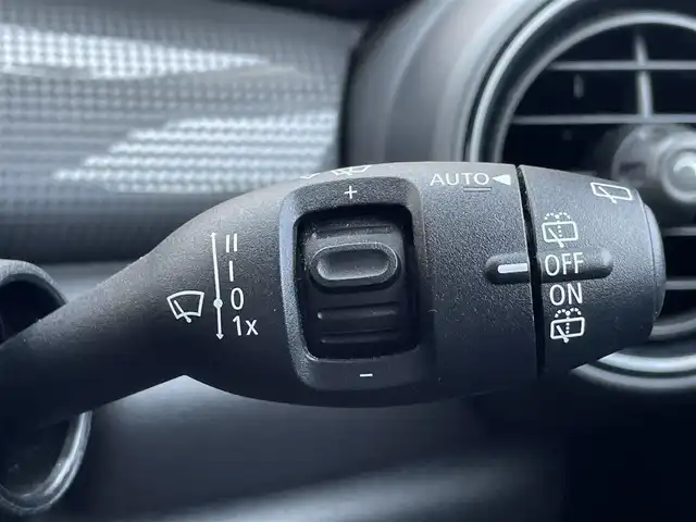 ＭＩＮＩ ミニ クーパー D 三重県 2017(平29)年 5.7万km ペッパー・ホワイト インテリジェントセーフティ/HUD/ACC/ドライブレコーダー前後/純正ナビ/Bカメラ/BT/USB/ブラックルーフ/純正15インチAW/コンフォートアクセス/マルチファンクションステアリング
