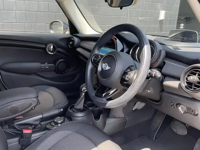 ＭＩＮＩ ミニ クーパー D 三重県 2017(平29)年 5.7万km ペッパー・ホワイト インテリジェントセーフティ/HUD/ACC/ドライブレコーダー前後/純正ナビ/Bカメラ/BT/USB/ブラックルーフ/純正15インチAW/コンフォートアクセス/マルチファンクションステアリング