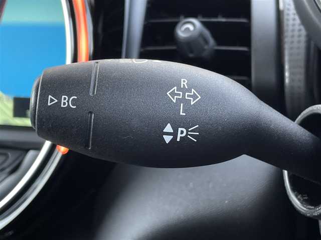ＭＩＮＩ ミニ クーパー D 三重県 2017(平29)年 5.7万km ペッパー・ホワイト インテリジェントセーフティ/HUD/ACC/ドライブレコーダー前後/純正ナビ/Bカメラ/BT/USB/ブラックルーフ/純正15インチAW/コンフォートアクセス/マルチファンクションステアリング