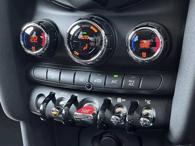 ＭＩＮＩ ミニ クーパー D 三重県 2017(平29)年 5.7万km ペッパー・ホワイト インテリジェントセーフティ/HUD/ACC/ドライブレコーダー前後/純正ナビ/Bカメラ/BT/USB/ブラックルーフ/純正15インチAW/コンフォートアクセス/マルチファンクションステアリング