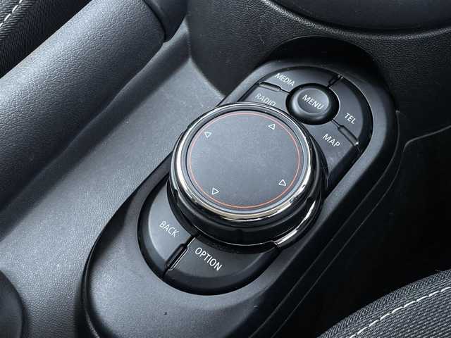 ＭＩＮＩ ミニ クーパー D 三重県 2017(平29)年 5.7万km ペッパー・ホワイト インテリジェントセーフティ/HUD/ACC/ドライブレコーダー前後/純正ナビ/Bカメラ/BT/USB/ブラックルーフ/純正15インチAW/コンフォートアクセス/マルチファンクションステアリング
