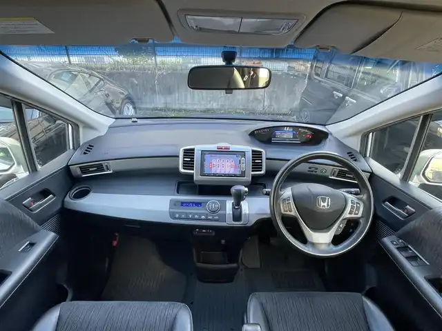 ホンダ フリード ハイブリット ジャストセレクション 静岡県 2014(平26)年 8.2万km スーパープラチナメタリック ハーフレザー/純正ナビ/(Bluetooth/CD/DVD/ワンセグ)/クルーズコントロール/HIDライト/パワースライドドア/ウォークスルー/三列シート/バックカメラ/純正フロアマット/純正15インチアルミホイール/ETC/スマートキー