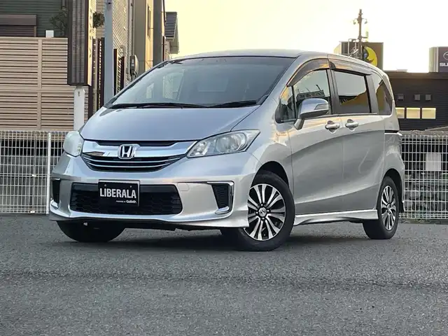 ホンダ フリード ハイブリット ジャストセレクション 静岡県 2014(平26)年 8.2万km スーパープラチナメタリック ハーフレザー/純正ナビ/(Bluetooth/CD/DVD/ワンセグ)/クルーズコントロール/HIDライト/パワースライドドア/ウォークスルー/三列シート/バックカメラ/純正フロアマット/純正15インチアルミホイール/ETC/スマートキー