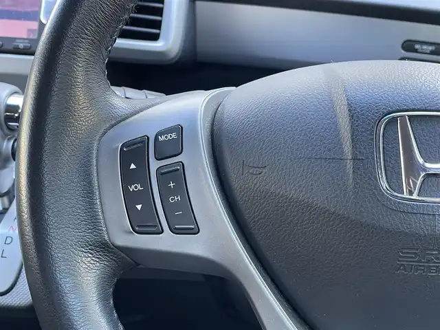 ホンダ フリード ハイブリット ジャストセレクション 静岡県 2014(平26)年 8.2万km スーパープラチナメタリック ハーフレザー/純正ナビ/(Bluetooth/CD/DVD/ワンセグ)/クルーズコントロール/HIDライト/パワースライドドア/ウォークスルー/三列シート/バックカメラ/純正フロアマット/純正15インチアルミホイール/ETC/スマートキー