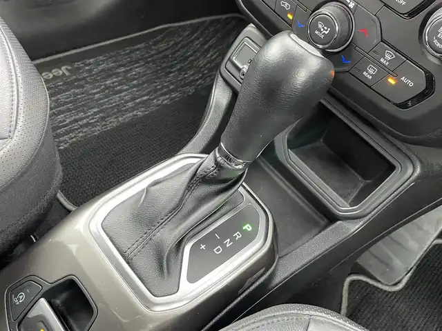 ホンダ フリード ハイブリット ジャストセレクション 静岡県 2014(平26)年 8.2万km スーパープラチナメタリック ハーフレザー/純正ナビ/(Bluetooth/CD/DVD/ワンセグ)/クルーズコントロール/HIDライト/パワースライドドア/ウォークスルー/三列シート/バックカメラ/純正フロアマット/純正15インチアルミホイール/ETC/スマートキー