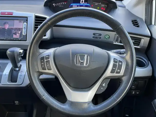 ホンダ フリード ハイブリット ジャストセレクション 静岡県 2014(平26)年 8.2万km スーパープラチナメタリック ハーフレザー/純正ナビ/(Bluetooth/CD/DVD/ワンセグ)/クルーズコントロール/HIDライト/パワースライドドア/ウォークスルー/三列シート/バックカメラ/純正フロアマット/純正15インチアルミホイール/ETC/スマートキー