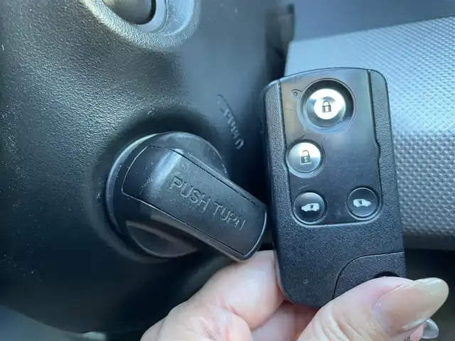 ホンダ フリード ハイブリット ジャストセレクション 静岡県 2014(平26)年 8.2万km スーパープラチナメタリック ハーフレザー/純正ナビ/(Bluetooth/CD/DVD/ワンセグ)/クルーズコントロール/HIDライト/パワースライドドア/ウォークスルー/三列シート/バックカメラ/純正フロアマット/純正15インチアルミホイール/ETC/スマートキー