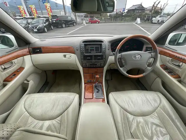 トヨタ セルシオ Cタイプ Fパッケージ 愛媛県 2000(平12)年 11.6万km ホワイトパールクリスタルシャイン 純正ナビ/サンルーフ/本革(エクリュ)シート/全席パワーシート/全席シートヒーター/前席シートベンチレーション/レーダークルーズコントロール(ブレーキ制御付)/クリアランスソナー/シートメモリー機能/マークレビンソンプレミアムサウンドシステム/スマートキーシステム/リヤ大型センターアームレスト/電動チルト＆テレスコピック機構/本木目ステアリングホイール＆本木目シフトノブ/クールボックス/純正フロアマット/スペアキー1本/ETC/現状サマー(純正AW)(225/60/R16)/DUNLOP VEURO VE302 /禁煙車