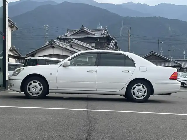 トヨタ セルシオ Cタイプ Fパッケージ 愛媛県 2000(平12)年 11.6万km ホワイトパールクリスタルシャイン 純正ナビ/サンルーフ/本革(エクリュ)シート/全席パワーシート/全席シートヒーター/前席シートベンチレーション/レーダークルーズコントロール(ブレーキ制御付)/クリアランスソナー/シートメモリー機能/マークレビンソンプレミアムサウンドシステム/スマートキーシステム/リヤ大型センターアームレスト/電動チルト＆テレスコピック機構/本木目ステアリングホイール＆本木目シフトノブ/クールボックス/純正フロアマット/スペアキー1本/ETC/現状サマー(純正AW)(225/60/R16)/DUNLOP VEURO VE302 /禁煙車