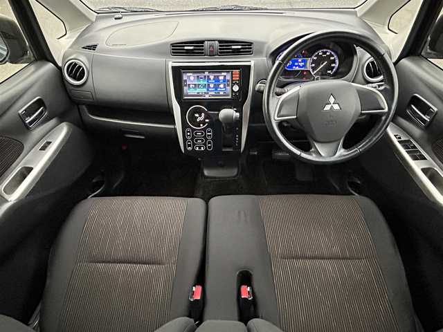 三菱 ｅＫカスタム G 岡山県 2013(平25)年 6.8万km パープリッシュネイビーパール 登録時走行距離67689km/純正ナビ/フルセグTV(AM/FM/CD/Bluetooth)/バックカメラ/前後ドライブレコーダー/ETC/アイドリングストップ/電動格納ミラー/純正フロアマット/14インチ純正AW/プッシュスタート/スマートキー(スペア×1)